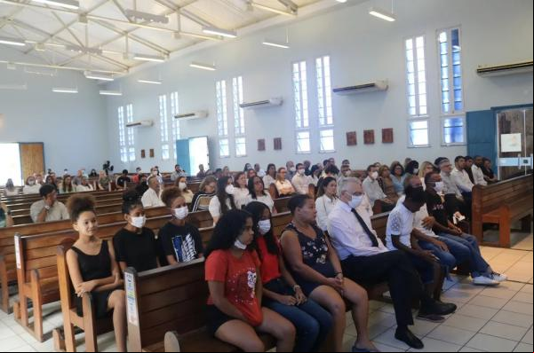 Reitor da UFPI esteve com familiares da estudante Janaína da Silva Bezerra durante missa de sétimo dia.(Imagem: Ilanna Serena/g1 )