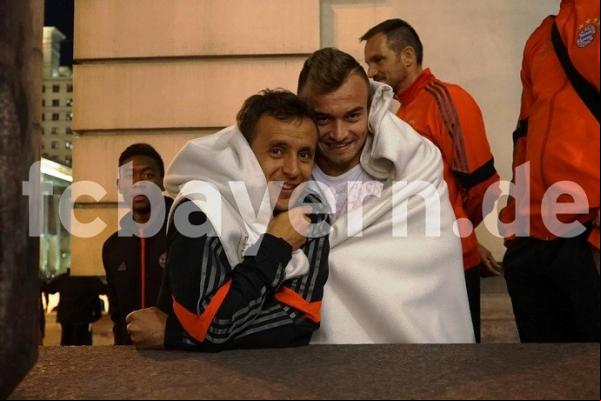 Rafinha aproveita cobertor de Shaqiri.(Imagem:Divulgação/Site oficial do Bayern)