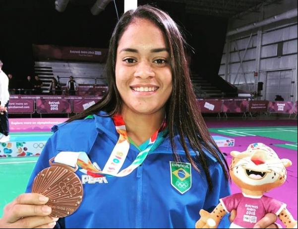 Jaqueline Lima conquista o bronze no bton para equipes mistas, nas Olimpíadas da Juventude(Imagem:Divulgação)