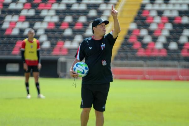 O técnico Adílson Batista orienta atletas no treino do Botafogo-SP.(Imagem:João Victor Cristóvão/Divulgação/Agência Botafogo )