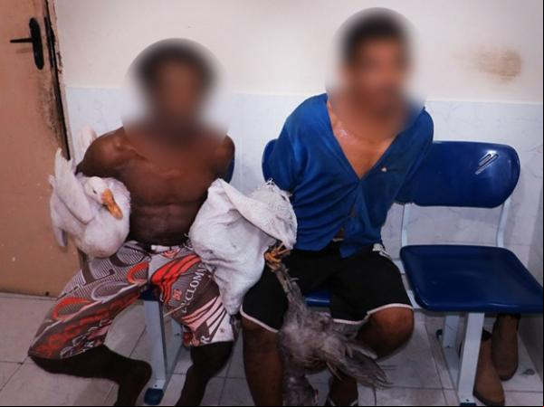 Homens foram surpreendidos na rua pelos policiais.(Imagem:Daniel Santos/Proparnaiba)