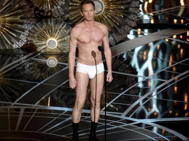 Neil Patrick Harris, o anfitrião da festa, aparece de cueca no palco do Oscar 2015.(Imagem:John Shearer/Invision/AP)