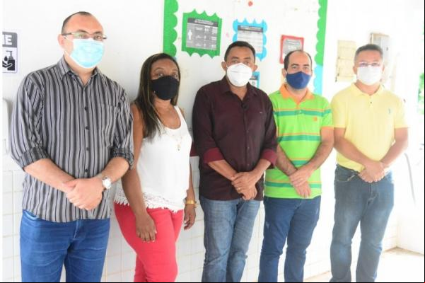 Escolas da zona rural recebem antenas de ampliação de o à internet gratuita.(Imagem:Secom)