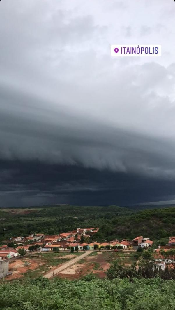 Um fenômeno conhecido como cobriu o céu na cidade de Itainópolis, na tarde deste domingo (26). Ele costuma acontecer quando o tempo está bem fechado, podendo ser(Imagem:Reprodução)
