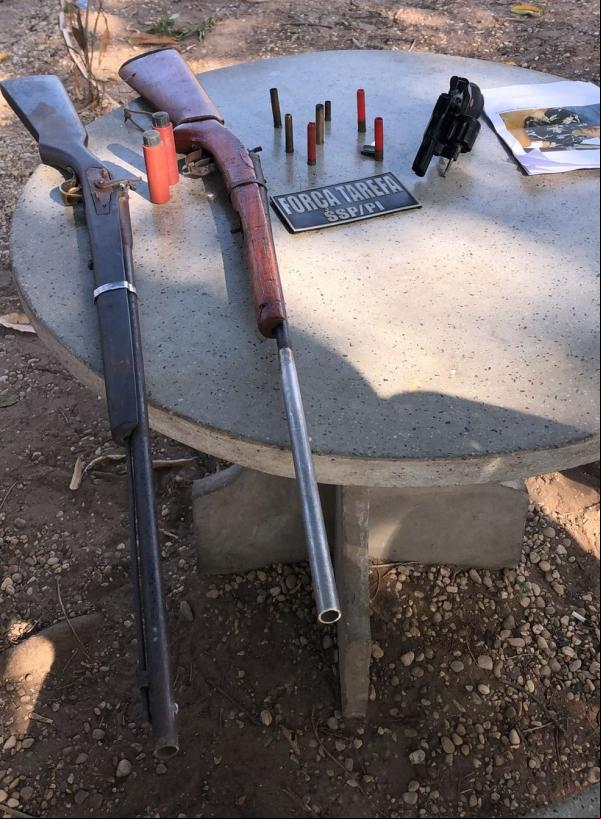 Armas e munições foram apreendidas com acusado de latrocínio e roubo a bancos(Imagem:Divulgação/PM)
