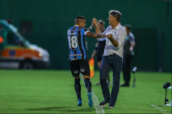 Luciano comemora gol com Renato Gaúcho.(Imagem:Lucas Uebel/Grêmio/Divulgação)