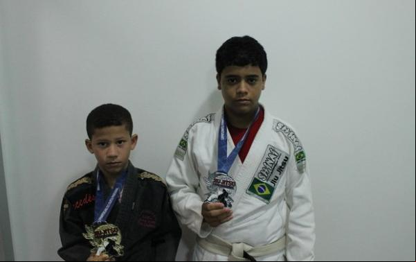 Pedro Cristóvão e Marcos Vítor exibem suas medalhas conquistadas no Pan.(Imagem:Wenner Tito)
