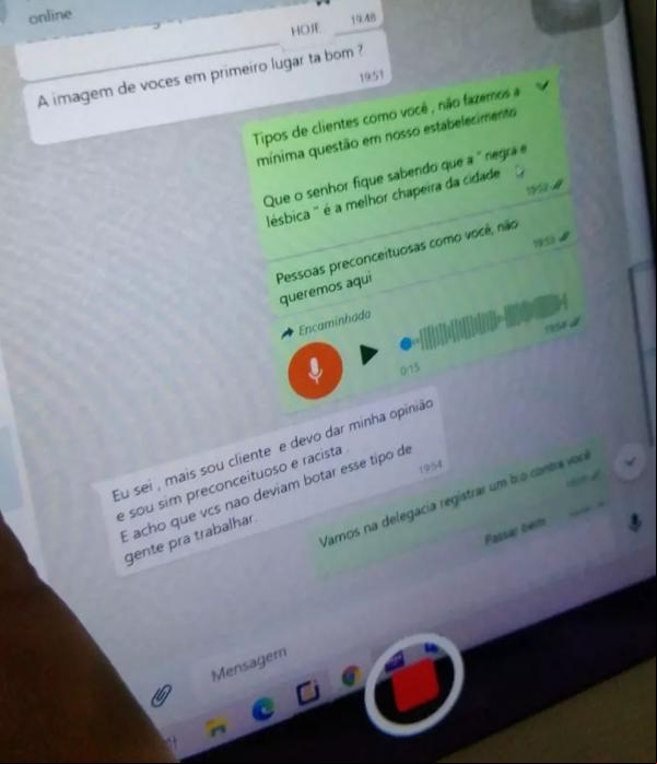 Funcionária de restaurante denuncia racismo e lesbofobia em mensagens de cliente.(Imagem:Arquivo Pessoal )