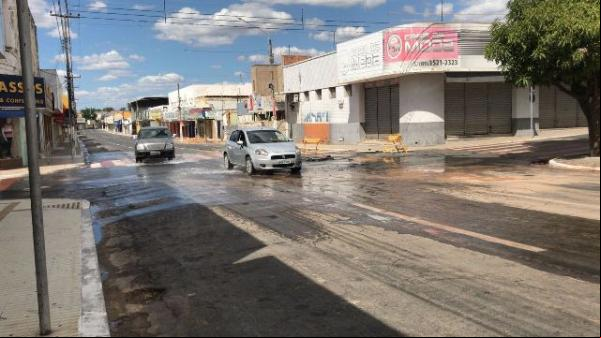 Cano estoura e causa grande vazamento de água em avenida de Floriano.(Imagem:FlorianoNews)