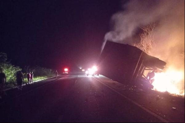 Dois morrem carbonizados após colisão entre ambulância e caminhão no Piauí(Imagem:Reprodução)