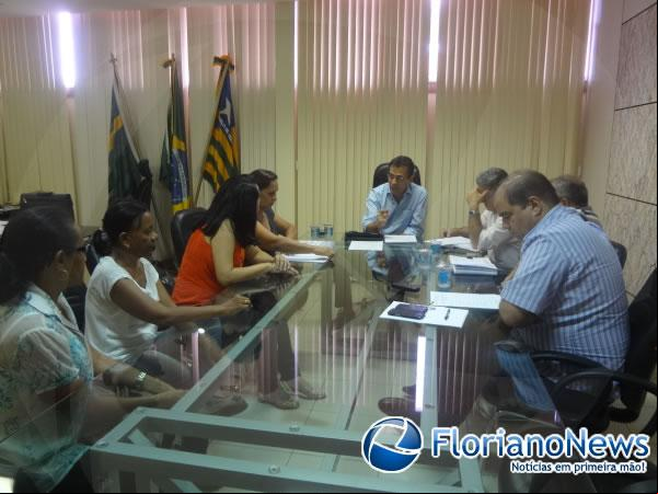 Prefeito se reúne com professores para debater assuntos de interesse da categoria.(Imagem:FlorianoNews)