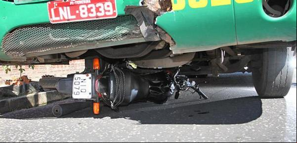Motoqueiro embriagado morre após bater de frente com ônibus(Imagem:Dantércio Cardoso )