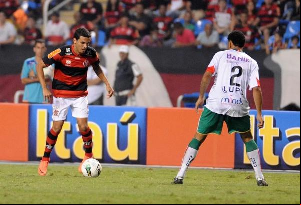 Ramon parte para cima da marcação em Flamengo x Portuguesa, em 2012.(Imagem:Alexandre Vidal/Flamengo)