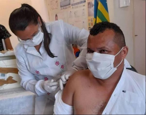 Prefeito de Guaribas é vacinado contra a Covid.(Imagem:Reprodução)