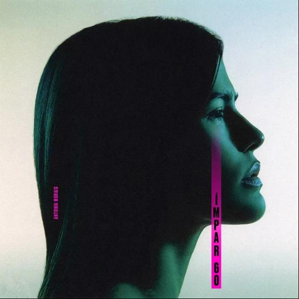 Criada por Giovanni Bianco a partir de foto de Gabriela Schmidt, a capa do primeiro álbum de Antonia Morais, Ímpar 60, faz a releitura da capa do terceiro álbum de Orlando Morais,(Imagem:Reprodução)
