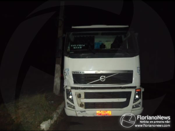 Acidente envolvendo carreta e carro de eio deixa quatro feridos na BR-343.(Imagem:FlorianoNews)