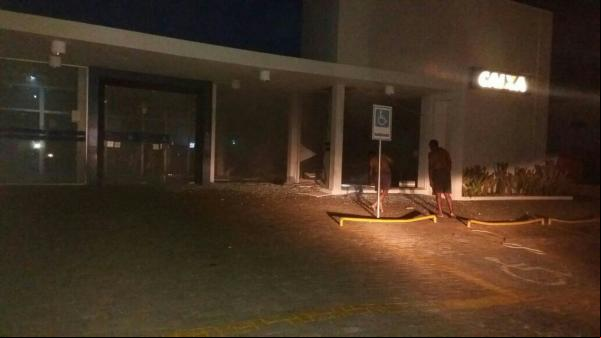 Bandidos renderam vigilante e explodiram agência da Caixa em Oeiras.(Imagem:Divulgação/PM)