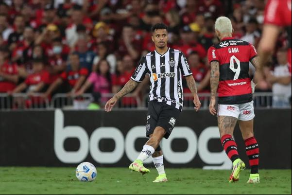 Allan em campo contra o Flamengo.(Imagem:Pedro Souza / Atlético )