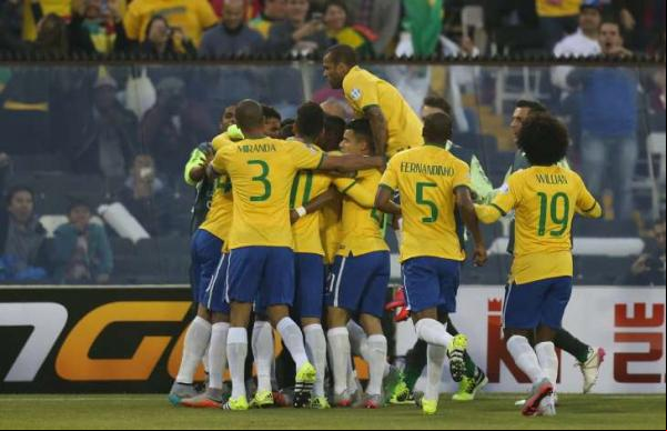 Jogadores comemoram após o Brasil abrir o placar diante da Venezuela.(Imagem:Getty Images)
