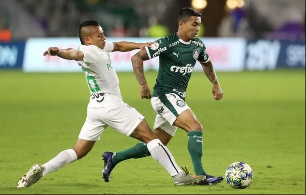 Dudu avança sobre a marcação do Atlético Nacional(Imagem:Cesar Greco/Ag. Palmeiras)