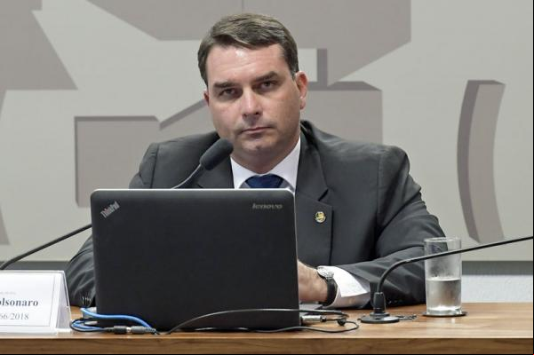 Flávio Bolsonaro pagou R$ 181 mil à vista em imposto e taxas em compra de mansão(Imagem:Waldemir Barreto)