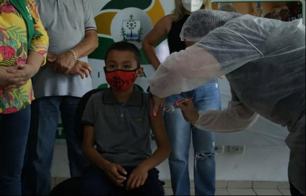 Criança indígena de 7 anos é a primeira a ser vacinada contra Covid no Piauí.(Imagem:Divulgação/Sesapi)