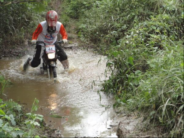 Atravessando riachos(Imagem:Floriano News)