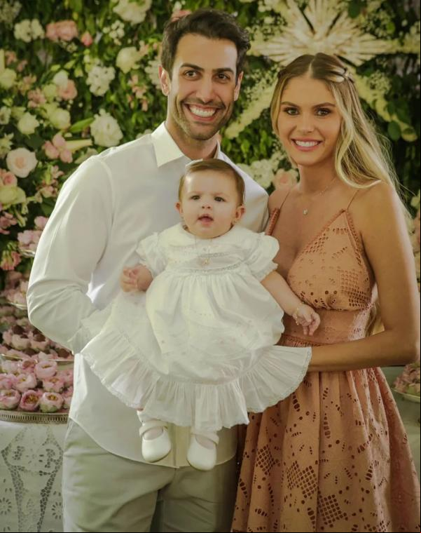 Bárbara Evan e Gustavo no batizado da filha Ayla em setembro de 2022.(Imagem: Arquivo pessoal )
