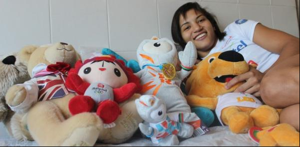 Entre mascotes e medalhas, piauiense divide títulos nas prateleiras do quarto.(Imagem:Emanuele Madeira)