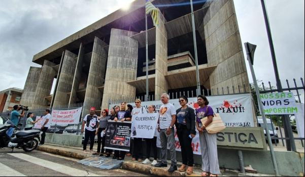 Familiares protestam contra soltura de acusados de feminicídios em Teresina.(Imagem:Dalyne Barbosa/G1)