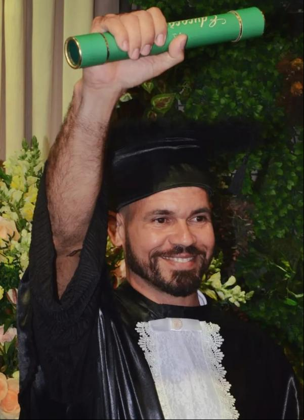 Vladimir comemora a sua colação de grau em Teresina.(Imagem:Arquivo Pessoal )