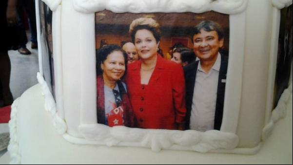 Wellington Dias ganha bolo com foto de Dilma e presença de Themístocles.(Imagem:Thiago Amaral)