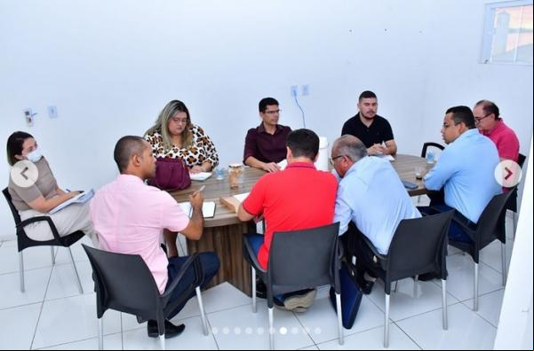 Prefeito de Floriano se reúne para discutir o Projeto SALVAR: evento social e evangelístico em parceria com a Assembleia de Deus.(Imagem:Reprodução/Instagram)