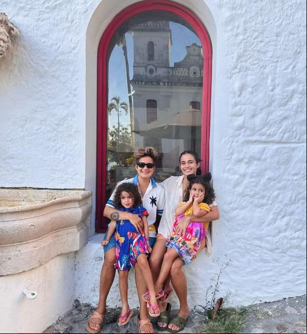 Lan Lahn e Nanda Costa posam com as gêmeas.(Imagem:Reprodução/Instagram)