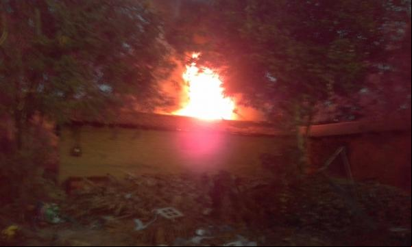 Vizinhos controlam foco de incêndio em residência no Bom Lugar.(Imagem:FlorianoNews)