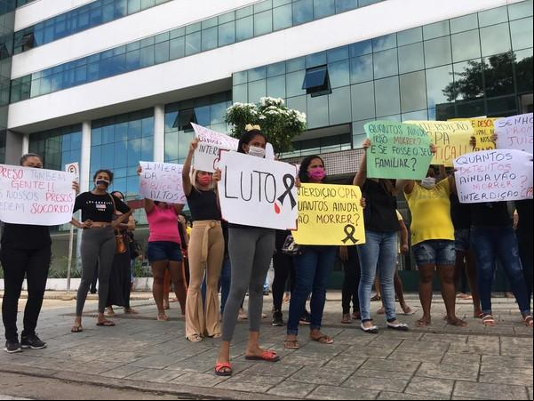 Familiares de presos da Cadeia Pública de Altos fazem protesto diante do Tribunal de Justiça, em Teresina (PI).(Imagem:Murilo Lucena/ TV Clube)