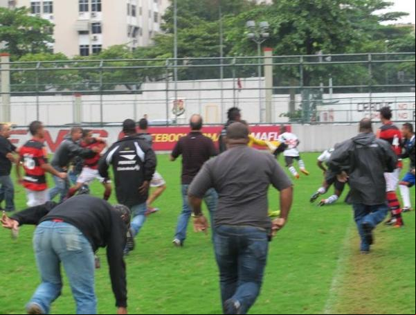 Jogadores de Flamengo e Vasco se envolvem em briga.(Imagem:Gustavo Rotstein / Globoesporte.com)