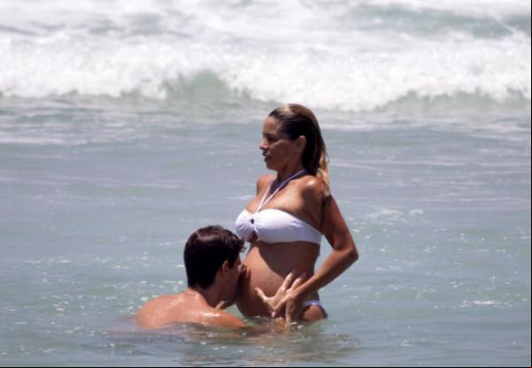 Carinhoso, Jonatas beijou a barriga de Danielle. (Imagem:Divulgação)