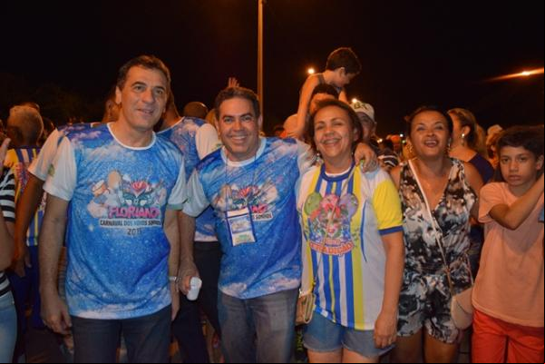 Escolas de Samba encerram com desfile o Carnaval dos Novos Sonhos de Floriano.(Imagem:Waldemir Miranda)
