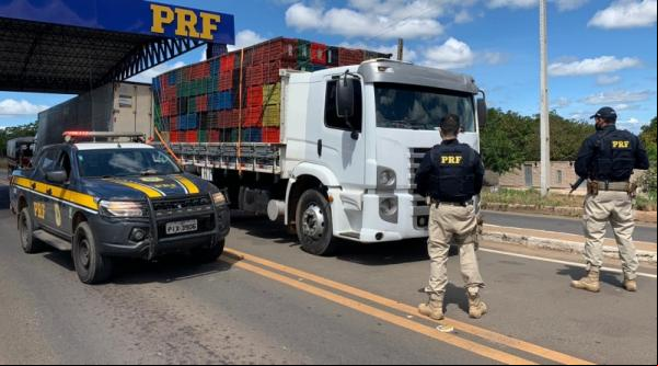No momento da abordagem, o condutor tentou enganar os policiais apresentando uma CNH de outra pessoa.(Imagem:PRF)