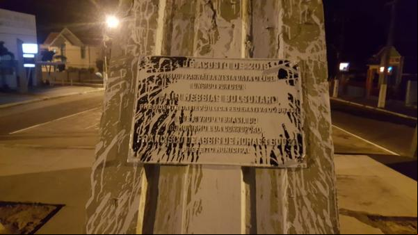 Placa em homenagem a Jair Bolsonaro instalada por Mão Santa é pichada(Imagem:Divulgação)