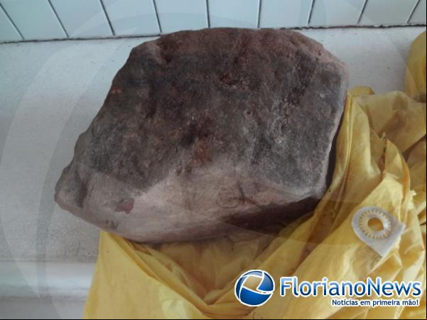 Pedra usada no crime.(Imagem:FlorianoNews)