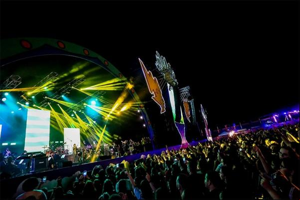 Fã faz pedido de casamento no palco do Piauí Pop em show do Edu Falaschi. (Imagem:Renato Andrade/florianonews.piauiconectado.com)