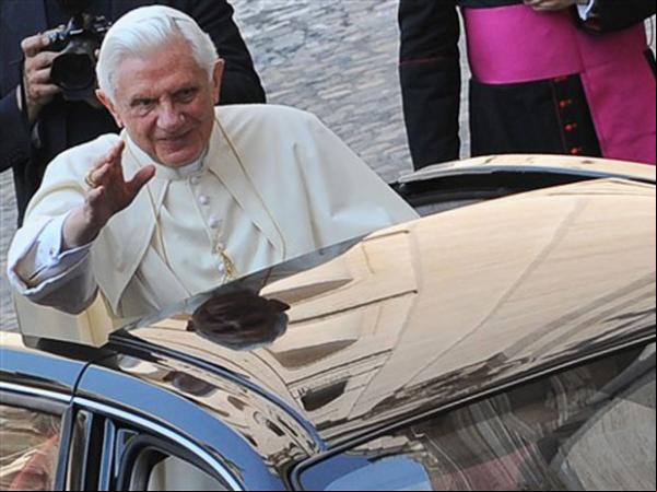 O papa Bento XVI acena para fiéis antes de sua audiência semanal no Vaticano, em 7 de julho. (Imagem:AP)