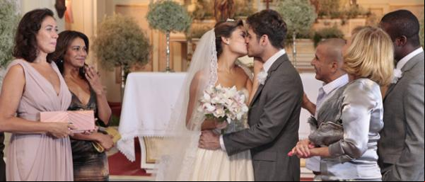 Apesar da confusão, Amália e Rafa trocam as alianças.(Imagem:Fina Estampa/TV Globo)
