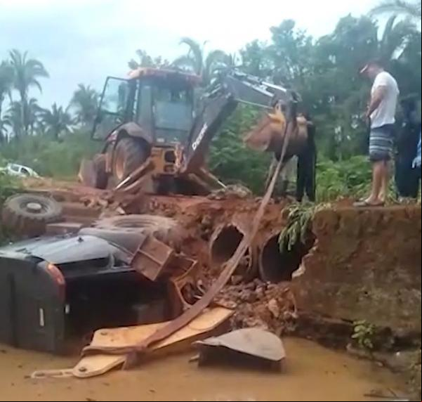  Comunidade fica isolada após agem molhada ceder com força da água em Altos, no Piauí.(Imagem: Reprodução )