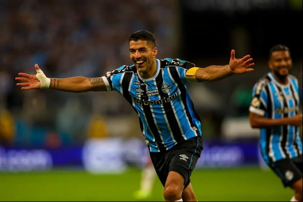 Suarez comemora gol do Gremio contra o Vasco.(Imagem:Silvio Avila/AFP)
