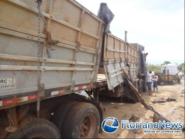Tombamento de bitrem provoca engavetamento de três veículos na BR-343.(Imagem:FlorianoNews)