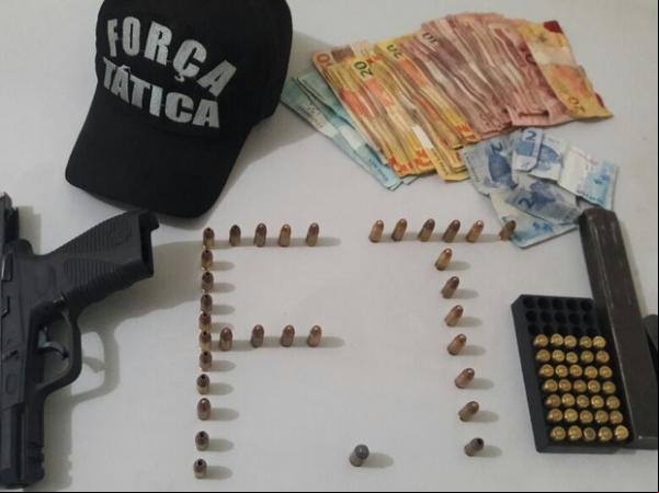 Dinheiro, arma e munições foram apreendidos.(Imagem:Divulgação/Polícia Militar)