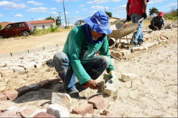 Bairro Alto da Guia recebe pavimentação poliédrica.(Imagem:SECOM)
